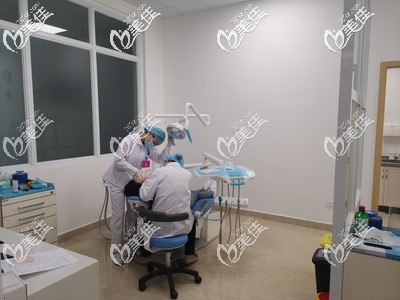 成都東籬醫(yī)院口腔科工作場(chǎng)景